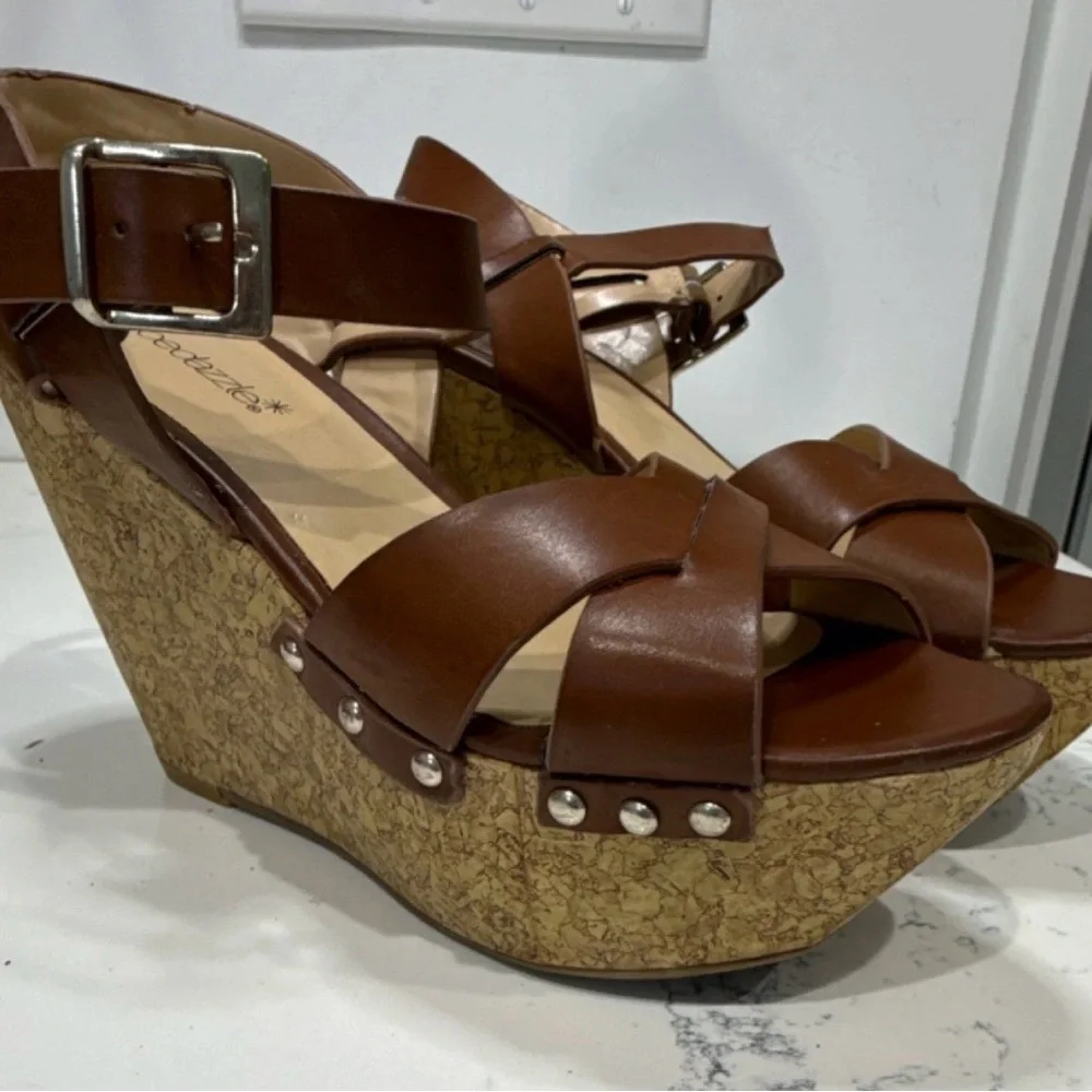 Shoe Dazzle 4” Brown Cork-Textured Platform Wedge Sandals